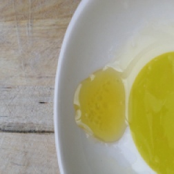 Doe de olijfolie bij de citroen
